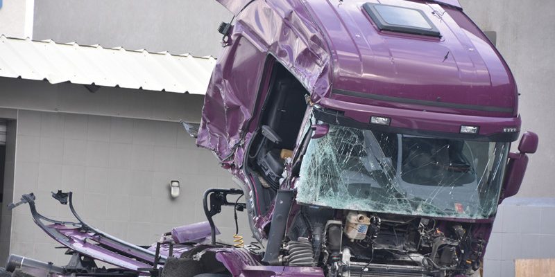 SUV & Truck Crash on Knoxville Hwy, WB Ln Blocked